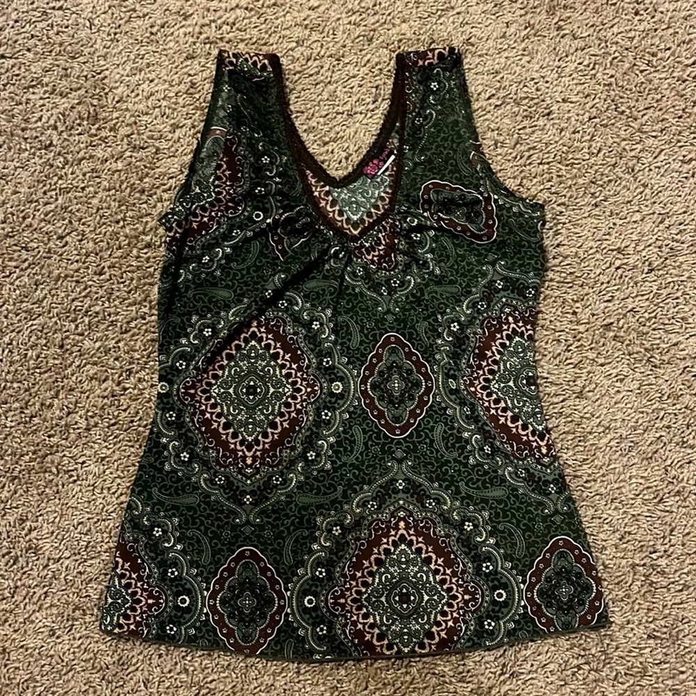 Cute tank top. Perfect for summer. Size Medium